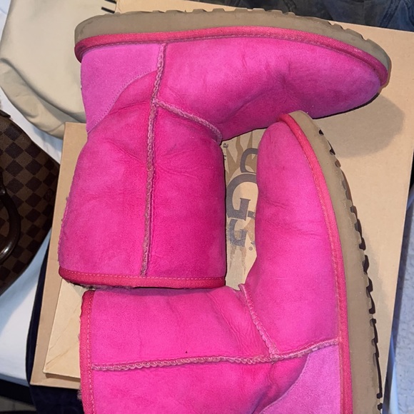 Woman used hot pink Uggs - Picture 3 of 5